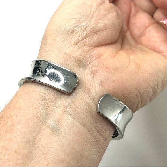 Vernier Quartz Working Watch Clamper Bangle Style - Picture 5 of 13